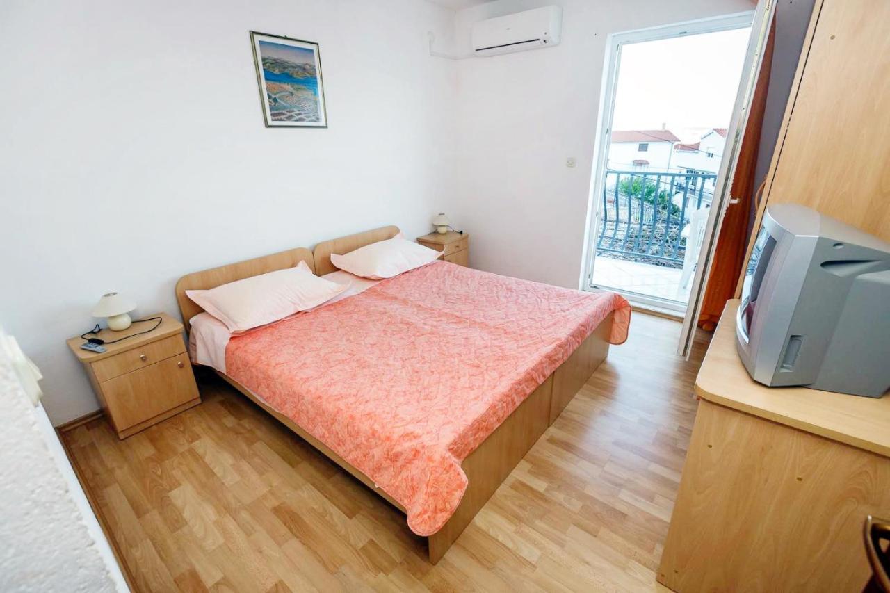 Apartments By The Sea Mastrinka, Ciovo - 4836 トロギール エクステリア 写真